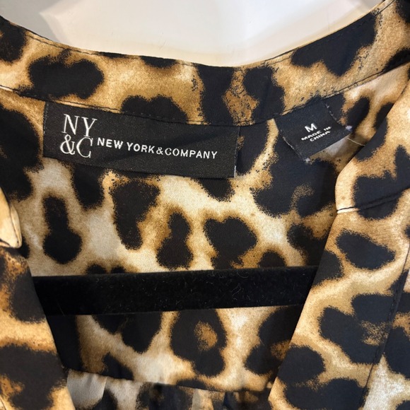 New York & Co Leopard Print Ruched Sleeve Button Up Blouse Tan Black Medium Y2K - Picture 4 of 10